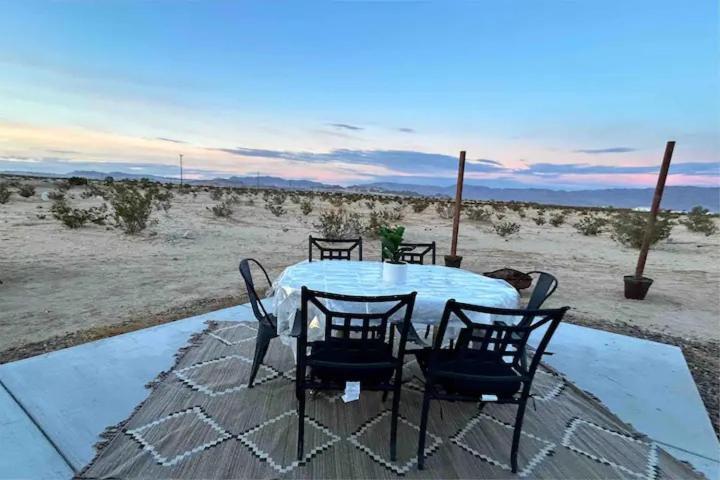 Serene Modern Home Backdoor With Great Wifi, Games, Movies, Patio Seating And Bbq Easy Access To North Joshua Tree National Park In 10 Minutes Twentynine Palms Exterior photo
